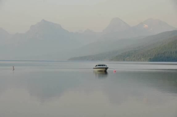 As calmas águas do Lake McDonald, maior lago do Glacier National Park, em Montana, nos Estados Unidos